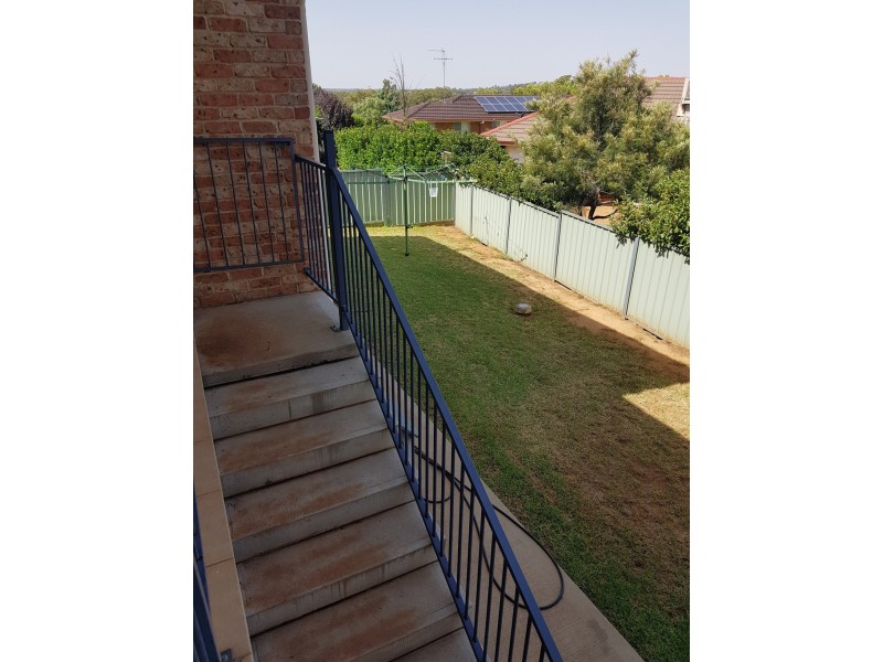 10 Glenburnie Close, Parkes NSW 2870