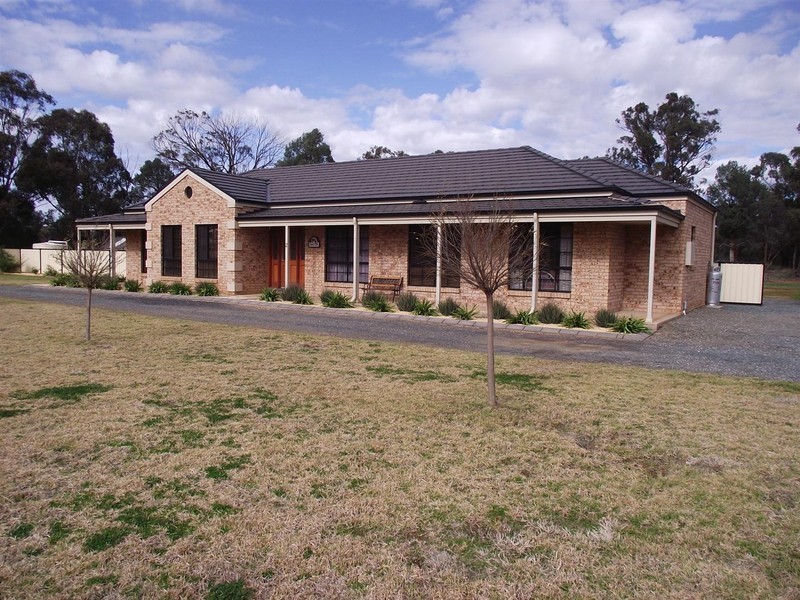 2 Light Horse Place, Parkes NSW 2870