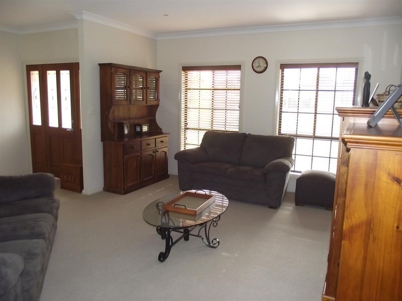 2 Light Horse Place, Parkes NSW 2870