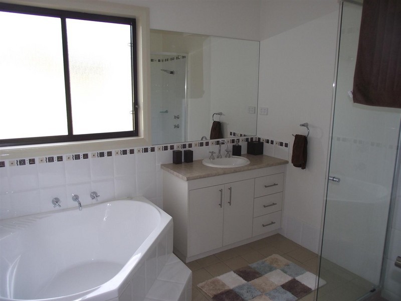 2 Light Horse Place, Parkes NSW 2870