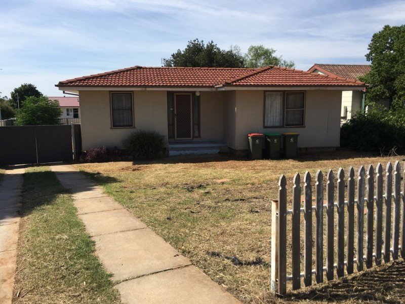11 Blaxland Street, Parkes NSW 2870