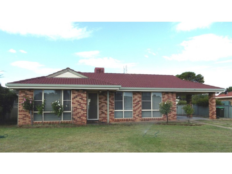 18 Thomas Tom Cres, Parkes NSW 2870