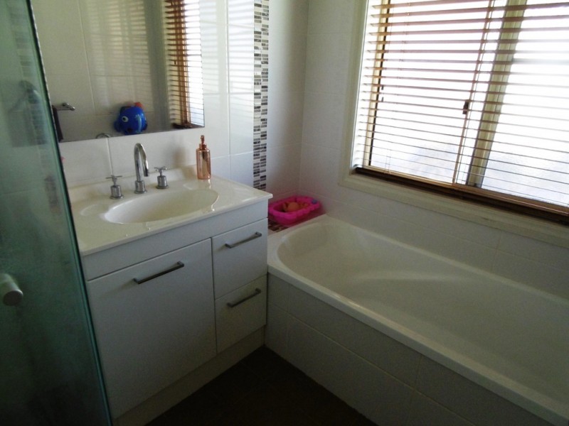 18 Thomas Tom Cres, Parkes NSW 2870