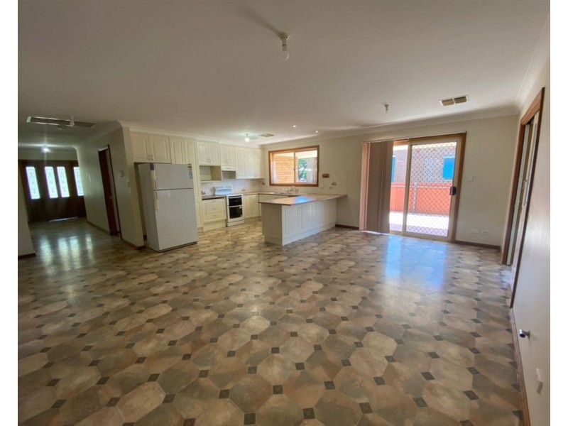 65 Cecile Street, Parkes NSW 2870