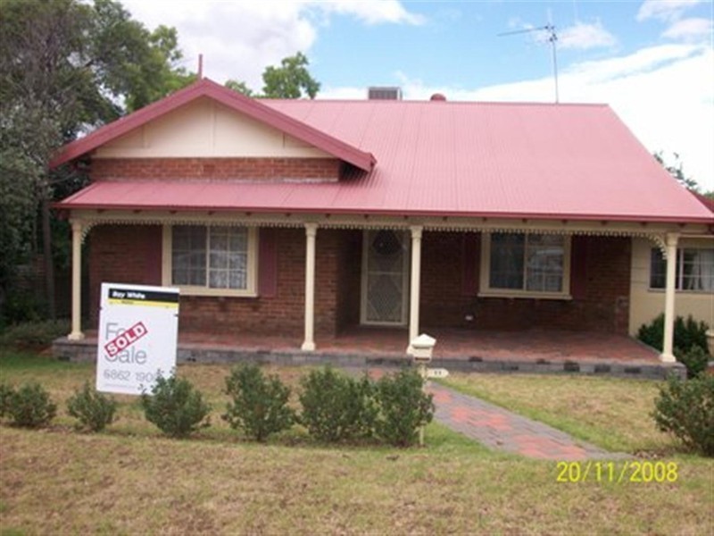 11 Thurlstone, Parkes NSW 2870