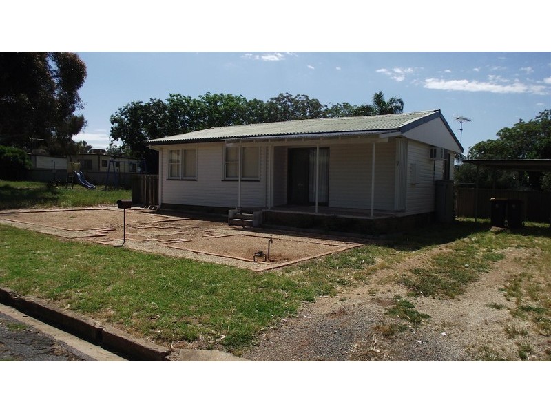 7 Moon Cres, Parkes NSW 2870