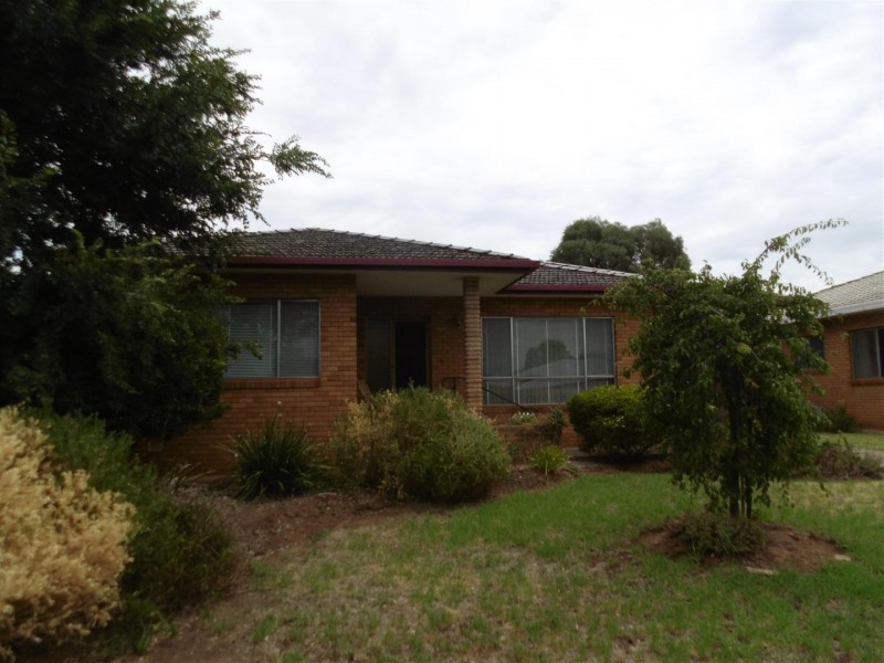 10 Downes Crescent, Parkes NSW 2870