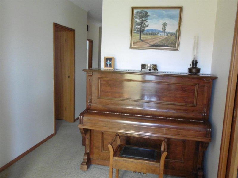 10 Downes Crescent, Parkes NSW 2870