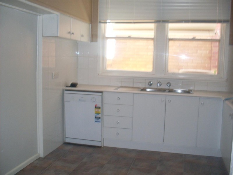 8 Moon Crescent, Parkes NSW 2870