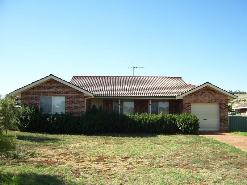 11 Cobden Pl, Parkes NSW 2870