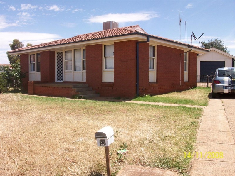 29 Westcott Cres, Parkes NSW 2870