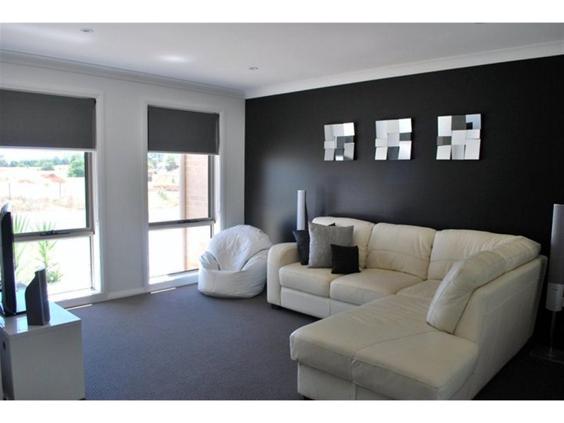 9 Cedar Cres, Parkes NSW 2870