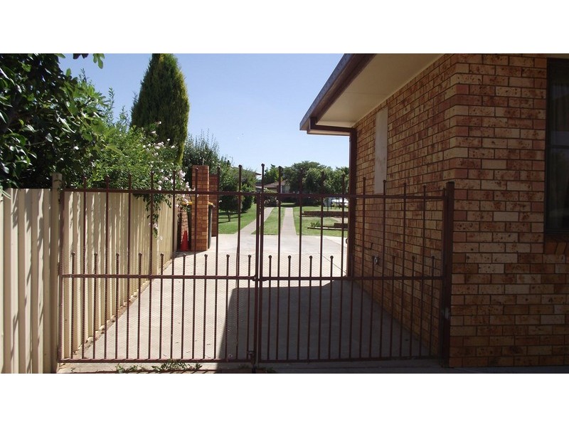 25 Bowditch Crs, Parkes NSW 2870