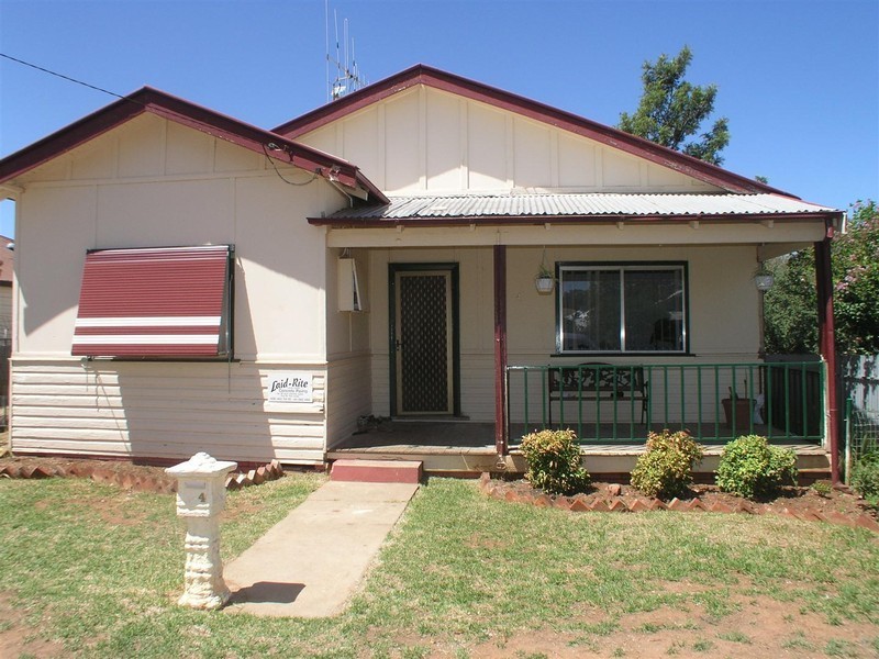 4 Carrington St, Parkes NSW 2870