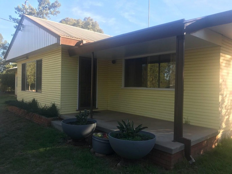 212 Military Road, Parkes NSW 2870