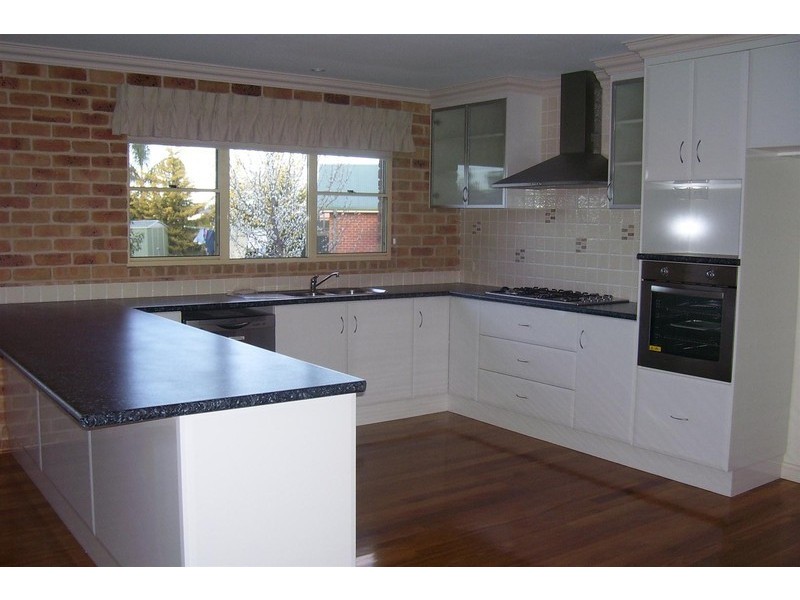 8 Arana Place, Parkes NSW 2870