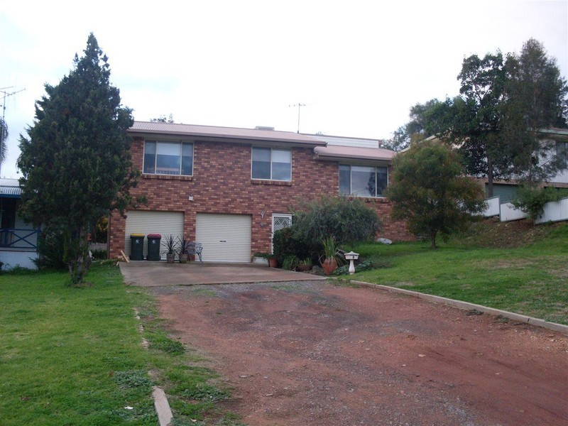 6 Church Street East, Parkes NSW 2870