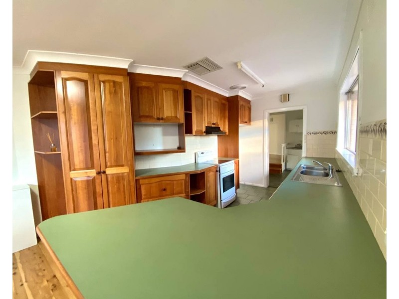 8 Glenwarrie Place, Parkes NSW 2870