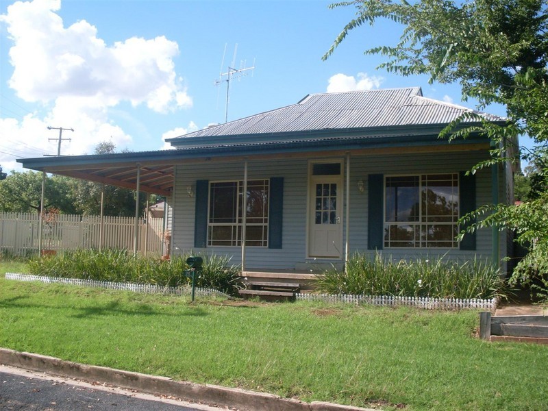 76 Orange Street, Parkes NSW 2870