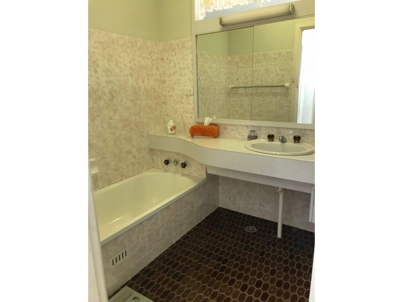 122 Victoria Street, Parkes NSW 2870