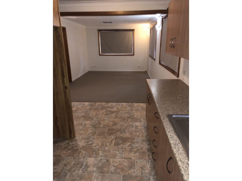 9 Faull Cres, Parkes NSW 2870