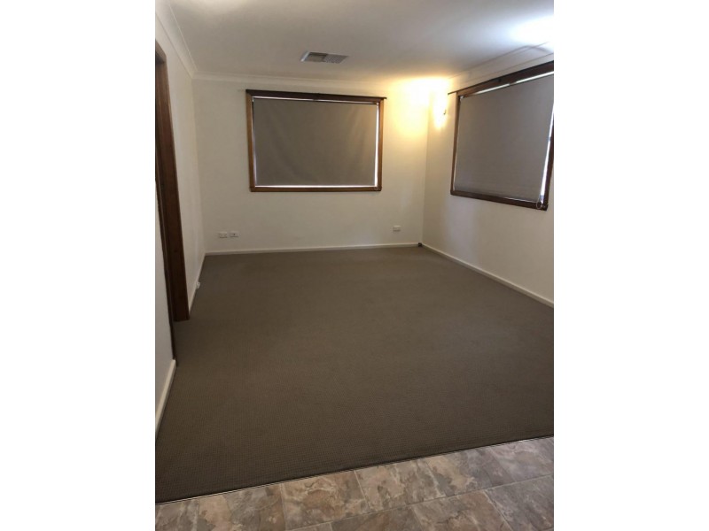 9 Faull Cres, Parkes NSW 2870