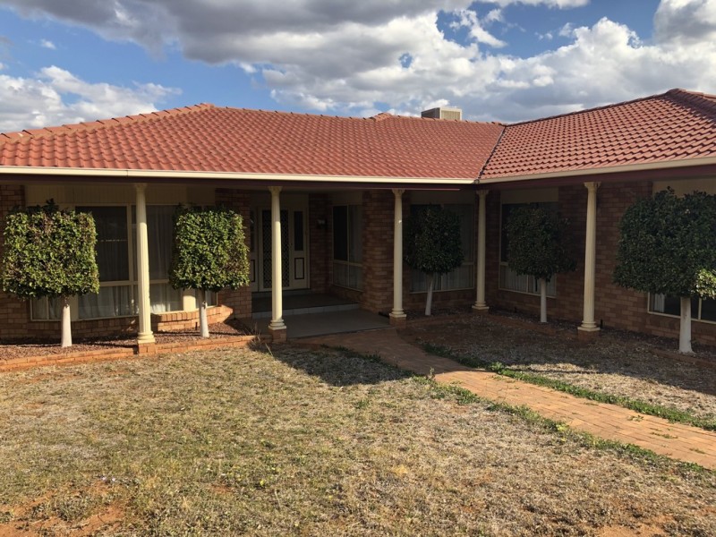 7 Glenburnie Close, Parkes NSW 2870