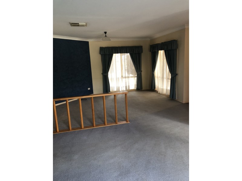 7 Glenburnie Close, Parkes NSW 2870