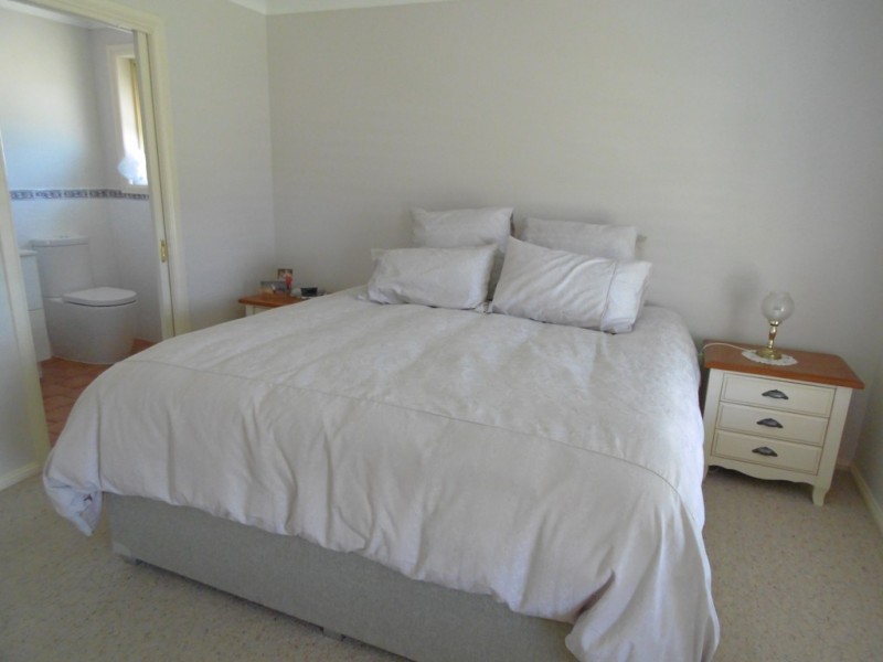 14 Glenburnie Close, Parkes NSW 2870