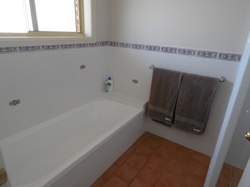 14 Glenburnie Close, Parkes NSW 2870