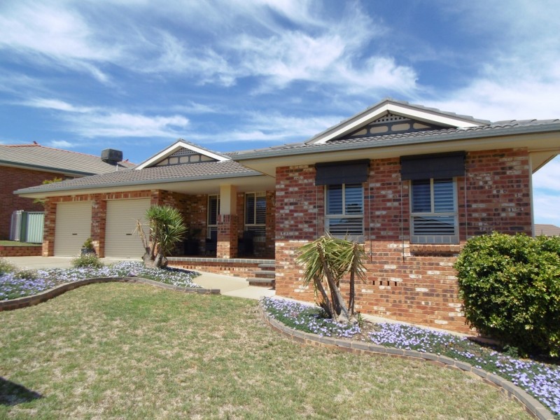 14 Glenburnie Close, Parkes NSW 2870