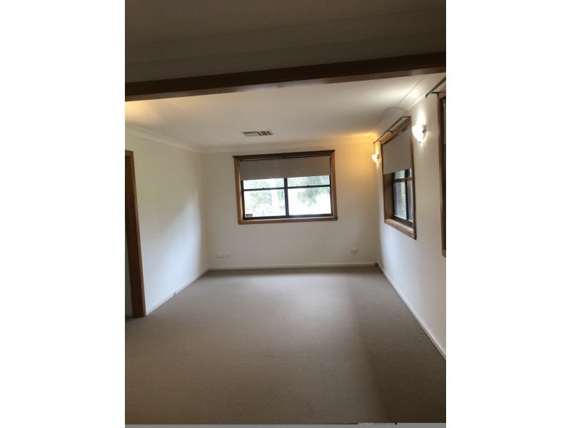 9 Faull Crescent, Parkes NSW 2870