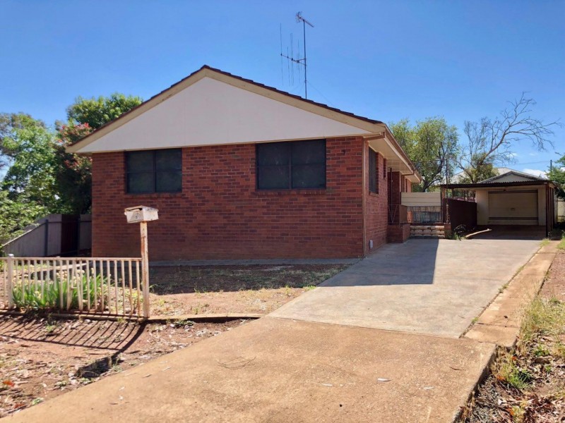 9 Faull Crescent, Parkes NSW 2870