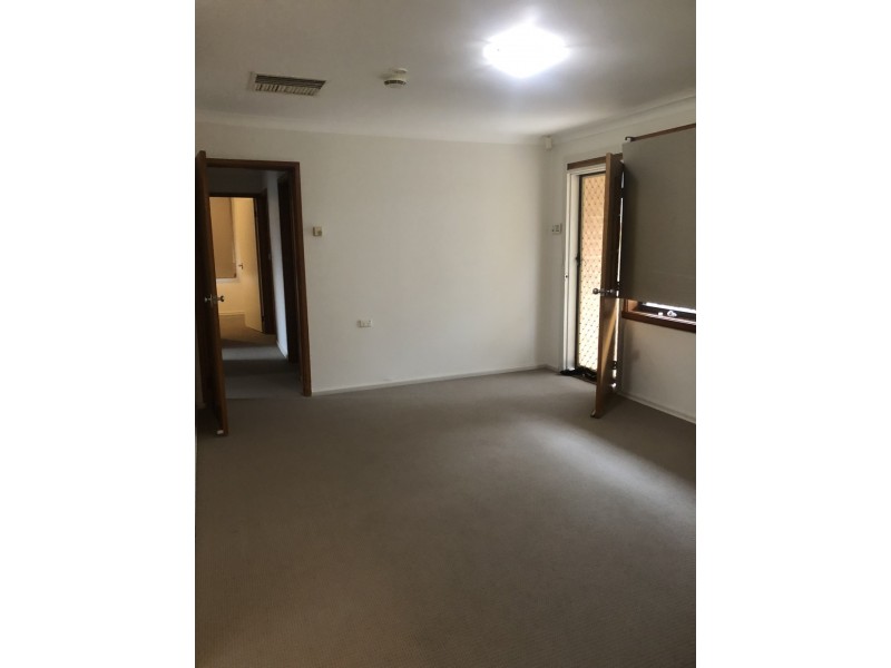 9 Faull Crescent, Parkes NSW 2870