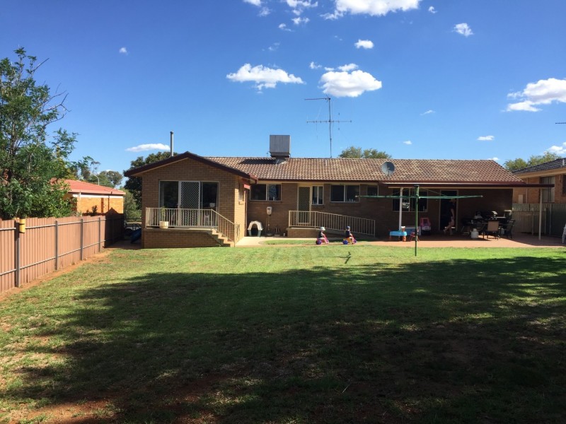 6 Bowditch Cres, Parkes NSW 2870