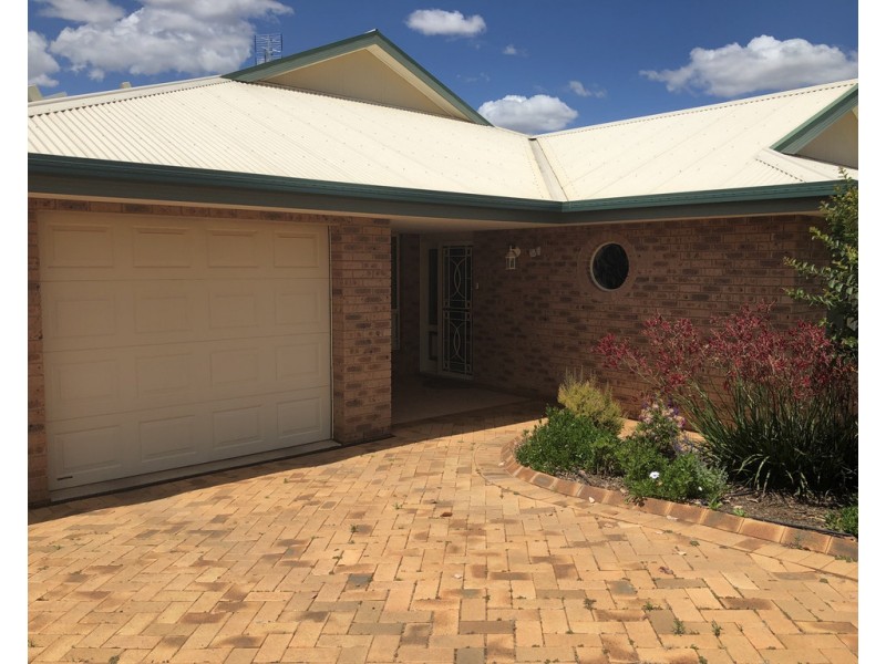 1 Cobden Place, Parkes NSW 2870