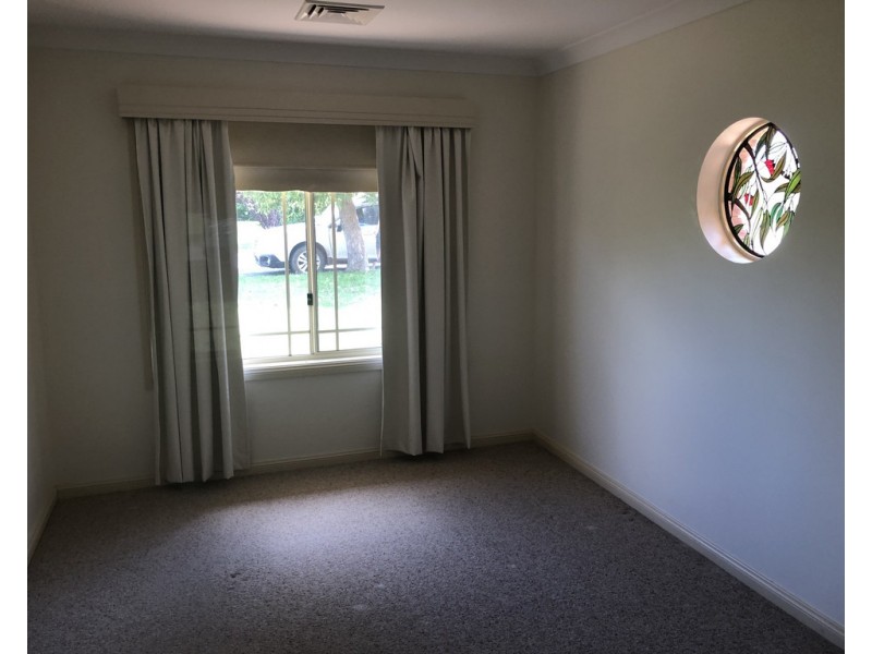 1 Cobden Place, Parkes NSW 2870