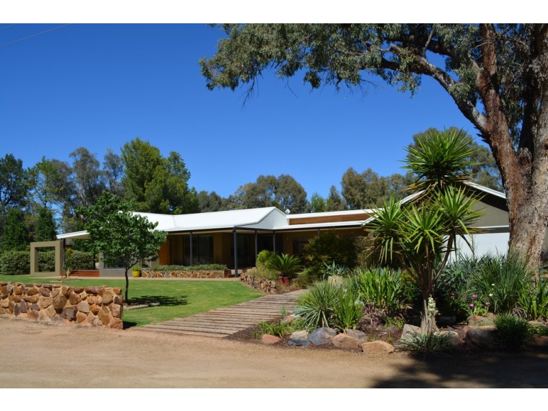 “Alkira” 202 Military Road, Parkes NSW 2870