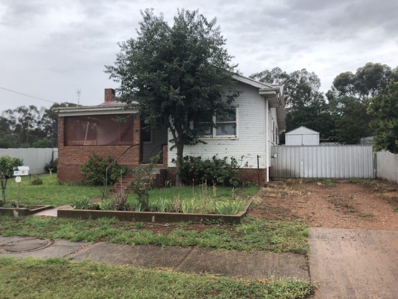 33 Caswell Street, Peak Hill NSW 2869