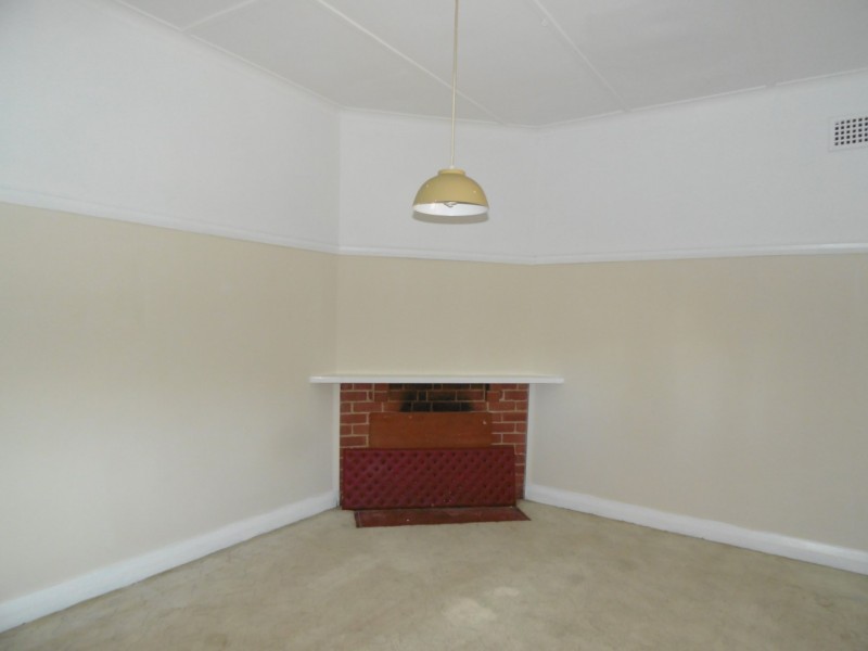 8 Ween Street, Peak Hill NSW 2869