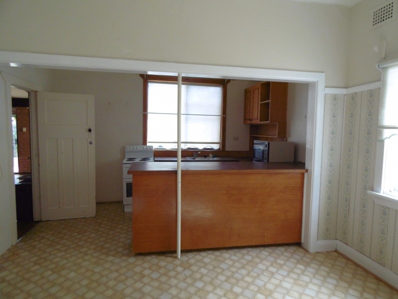 8 Ween Street, Peak Hill NSW 2869