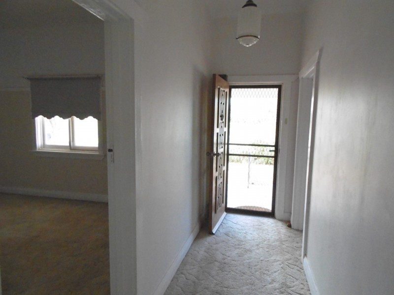 8 Ween Street, Peak Hill NSW 2869