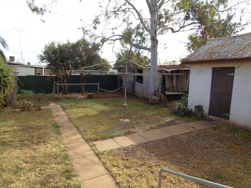 8 Ween Street, Peak Hill NSW 2869