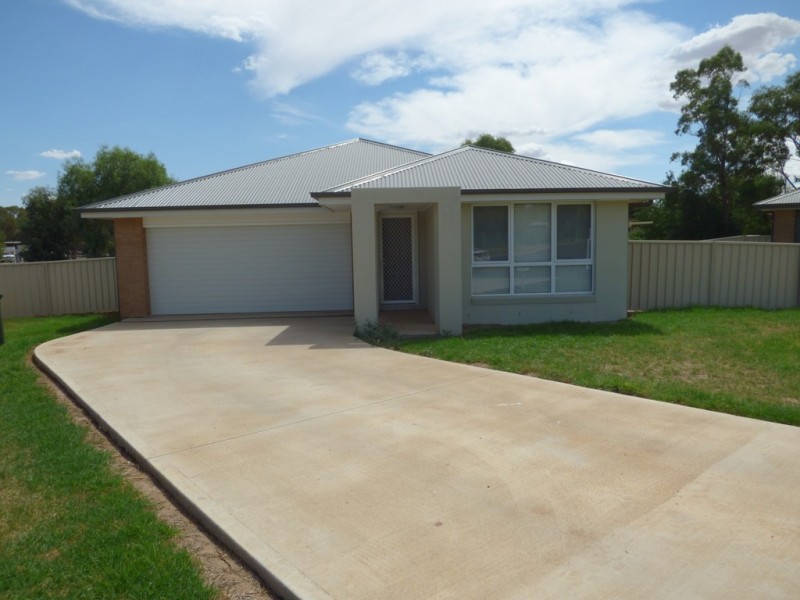 10 John Girdham Place, Forbes NSW 2871