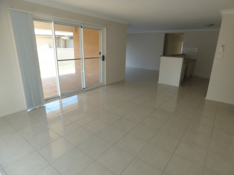 10 John Girdham Place, Forbes NSW 2871