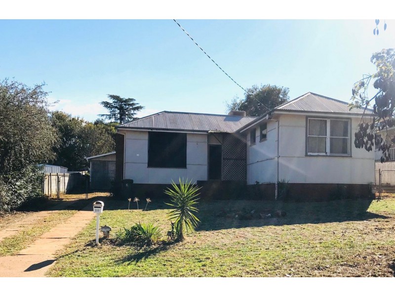 10 Gallop Ave, Parkes NSW 2870