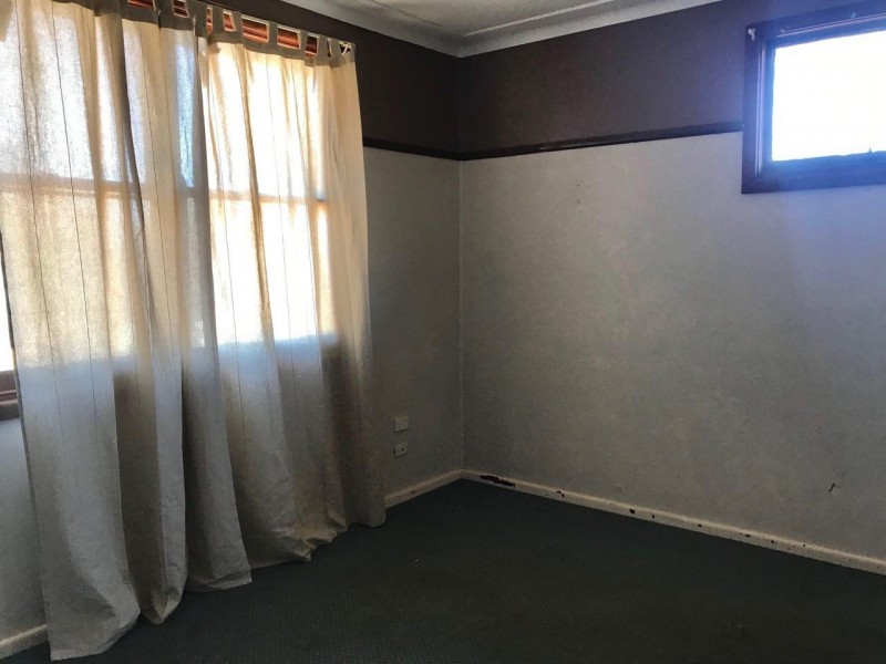 10 Gallop Ave, Parkes NSW 2870