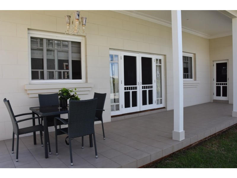 8 High St, Parkes NSW 2870