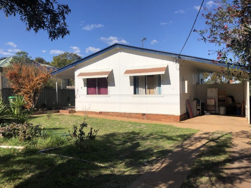 9 Gallop Ave, Parkes NSW 2870