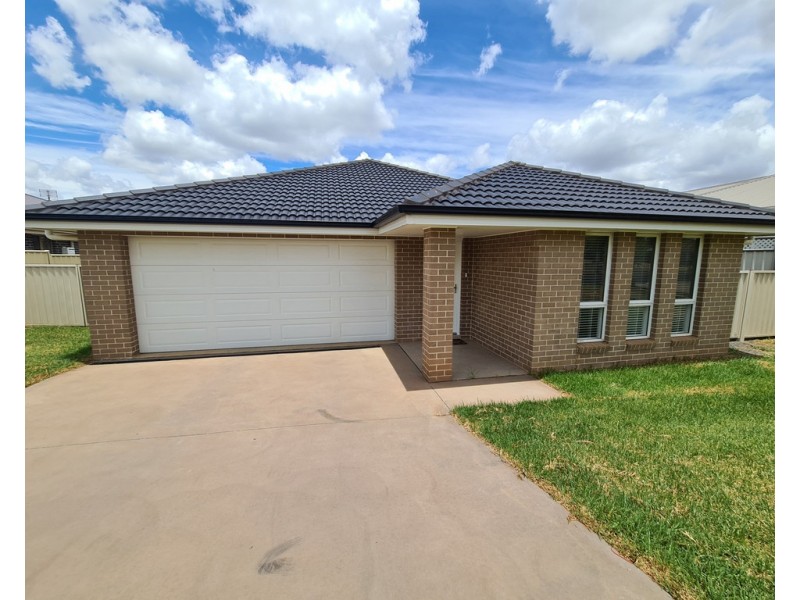 15 Koala Street, Parkes NSW 2870